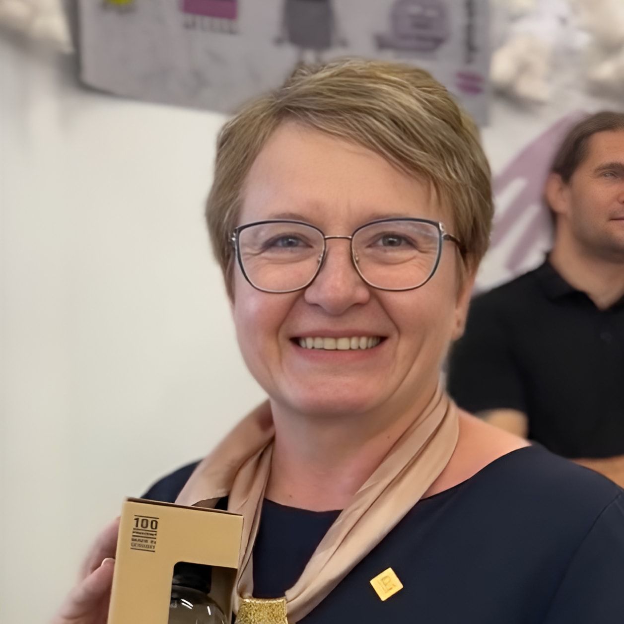 Usměvavá Dana Paličková s brýlemi